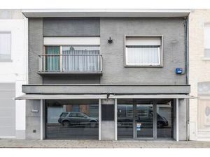 Lauwe-Centrum. Uitstekende gelegen handelseigendom : wonen en werken met 4 slaapkamers met