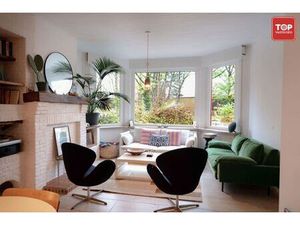 Woning met mooie tuin en ingang via de achtergelegen garage.