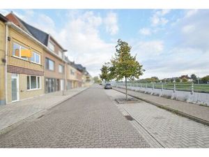 Op te frissen woning met stockagezolder aan de vaart.