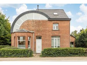 Lichtrijk op te frissen woning op 11a60ca