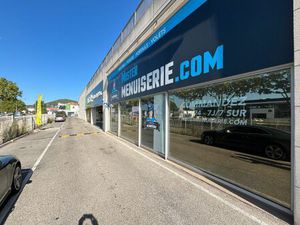 Location Local commercial 383m²