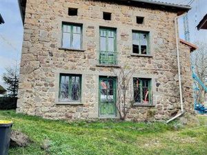 Ferme en pierre entièrement à rénover à 1 km du centre sur 1 hectare de terrain