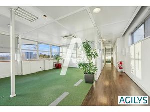 A LOUER : 1200 m² de surfaces de bureaux lumineuses dans un immeuble rénové situé à proxim