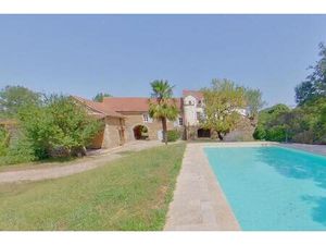 Ensemble immobilier à proximité du lac de Parisot. Superbe!