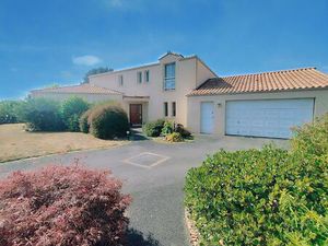 Vente maison 10 pièces 237 m² Saint-Léger-les-Vignes (44710)