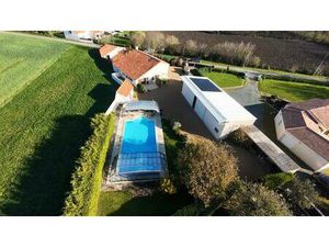 Nalliers 85370 Calme Absolu Authentique Ferme Renovee Avec Piscine Hangar Et Dependances..