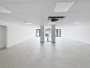 SPACIEUX COMMERCE - EMPLACEMENT STRATEGIQUE A GEMBLOUX