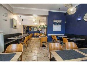 Immeuble : Rez ± 70m² + appartement 3 chambres