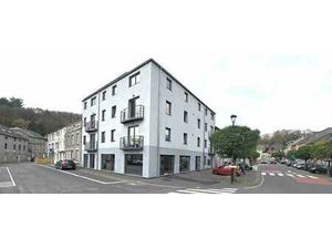 Spacieux et lumineux rez-de-chaussée commercial