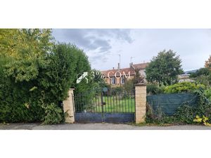 MAISON DE VILLAGE EN PIERRE A RENOVER SUR 300 M2 DE JARDIN C