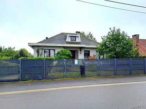 Bungalow avec beau jardin et garage