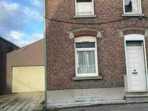 Maison d'habitation deux façades avec garage attenant.