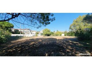 Beau terrain plat 890 m2 La Garde