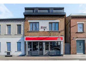 Maison de commerce avec salle de réception