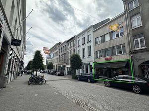 Handelsgelijkvloers 110m² in het hart van Mechelen.