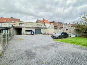 À vendre  entrepôt avec appartement au-dessus  situé à un...