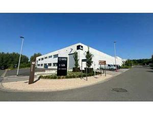 Bâtiment commercial avec quai de chargement à vendre à Zott