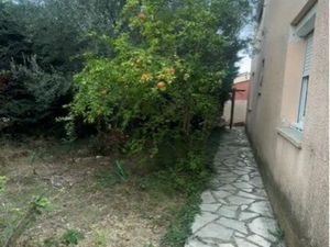 Haut de maison avec terrasse et jardin