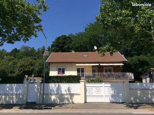 Grande maison familiale avec piscine et sous-sol aménageable