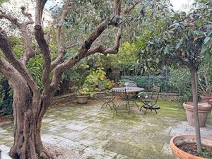 Demeure historique rénovée avec cours arborées et solarium