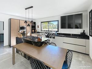 BELLE MAISON DE PLAIN-PIED rénovée de 167 M2 avec un terrain 1105 m2