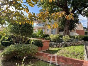 ROQUEBRUNE. BOX FERME