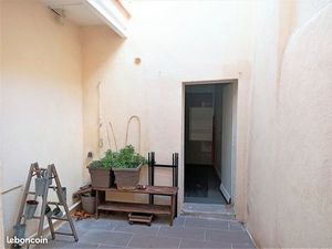 Intra-muros  maison de ville 2 ch  clim  avec cour intérieure