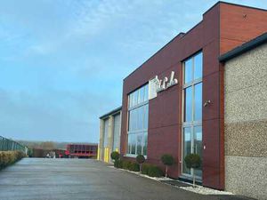 Entrepôt et bureaux en location