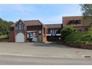 Entrepôt de stockage et bureaux - 3000 €