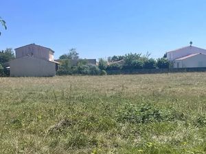Vente terrain 837 m² à Saintes (17100)  69 000 €