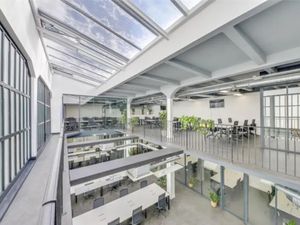 Loft commercial ERP5 avec verrière – 768 m² indépendants à Jaurès