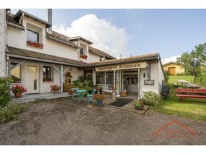 Ensemble immobilier avec local commercial – coeur de village ?