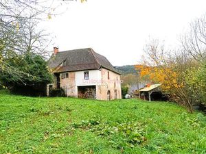 Maison de plain-pied sur caves.
