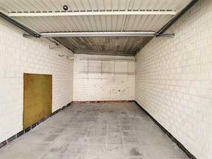 garage box fermé avec porte