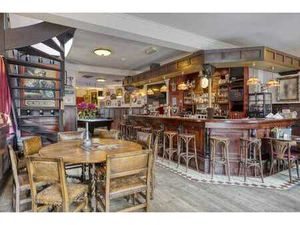 Charmant café prêt à emménager (sans brasserie) à vendre.
