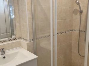 Location meublée appartement 1 pièce 27 m² à Ollioules (83190)  590 €