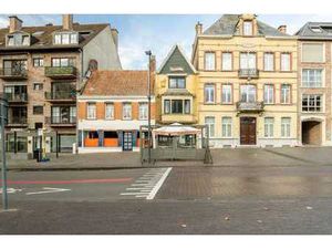 Commercieel handelspand met bovenliggende woonst op de Ma...