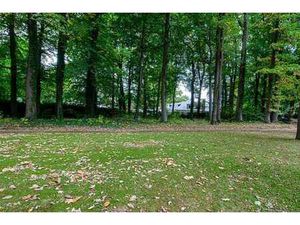 Joli terrain plat et boisé de ± 14 ares