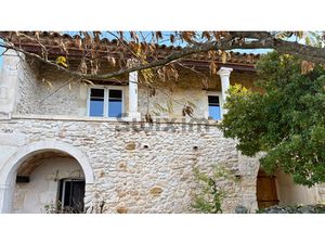 Maison de village renovée avce terrasse et garage