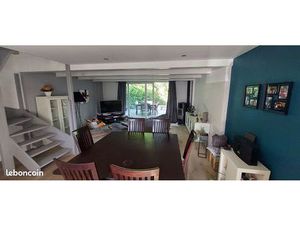 Maison dans un parc arboré