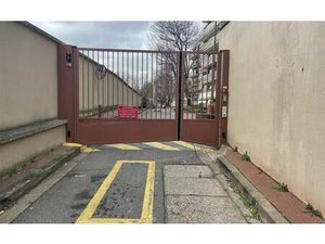 Location stationnement  10 m² T- à Paris 20  152 €