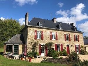 Au pays des Marches de Bretagne  un presbytère du 16e s. Avec piscine et dépendance.