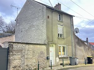 Maison de ville à rénover avec dépendances et cour Angervi