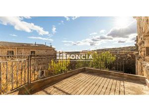 Maison atypique T3 dans une partie d’un château du Xe siècle