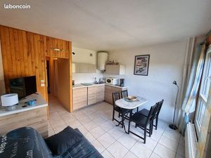 Studio refait à neuf très fonctionnel en plein centre de la station du LIORAN : pas besoin