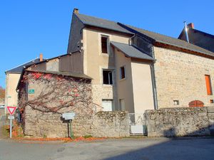 Maisonnette en Duplex et dépendance dans village calme