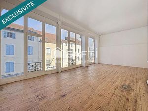 Appartement lumineux dans bâtiment classé  fort potentiel