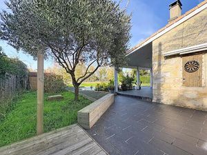 Maison en pierre avec jardin et piscine