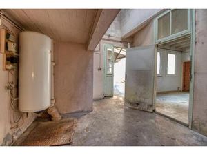 Immeuble de 196 m² idéal pour une rénovation sur mesure  avec garage et cour intérieur