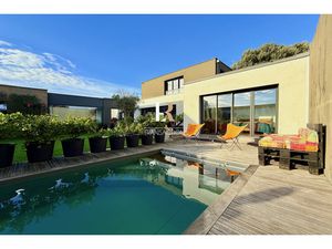 Proximité du vieux port et de la gare - Maison contemporaine avec piscine et double garage